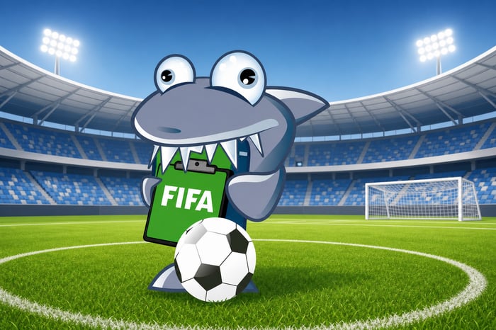 Kasinohai vihreä FIFA-taulu käsissään ja jalkapallo edessä, taustalla valaistu jalkapallostadion ja nurmikenttä.