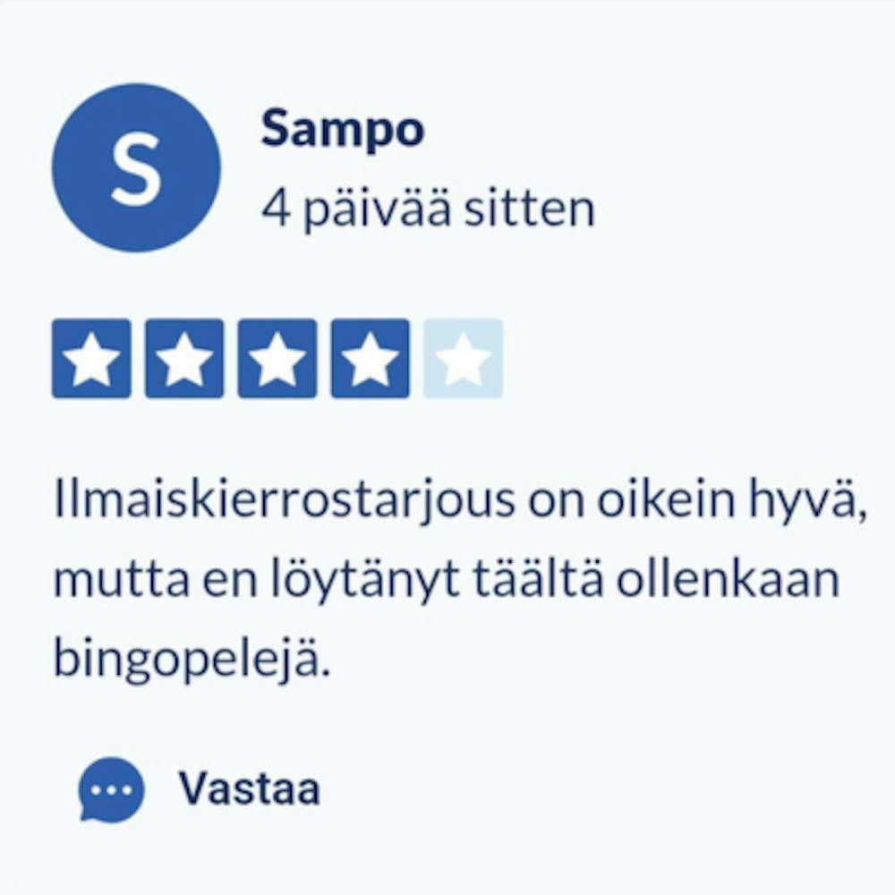Pelaajan jättämä arvostelu nettikasinosta: neljä tähteä ja kommentti, jossa kehutaan ilmaiskierrostarjousta.