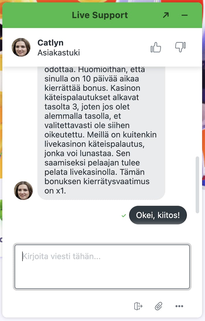 Caitlyn vastaa asiakaspalvelussa ystävällisesti