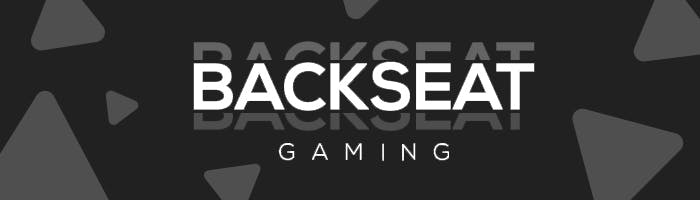 Backseat Gaming pelivalmistajan logo tummalla taustalla.