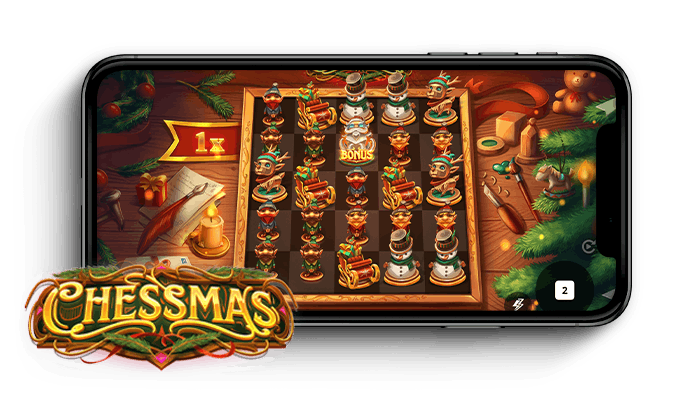 Chessmas kolikkopelin logo ja puhelin, jossa näkyy peliruudukko symboleineen.