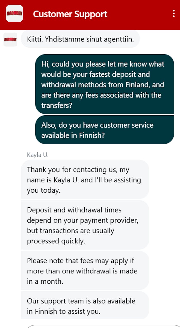 Kuvakaappaus Dachbet asiakaspalveluchatista, jossa asiakas tiedustelee maksujen kuluja ja suomenkielistä tukea.