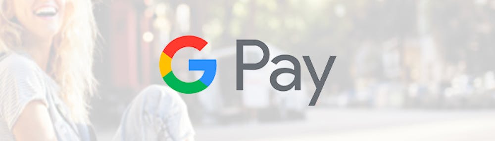 Google Pay logo (G Pay) ja taustalla kaupunkimaisemaa sekä nauravainen ihminen 