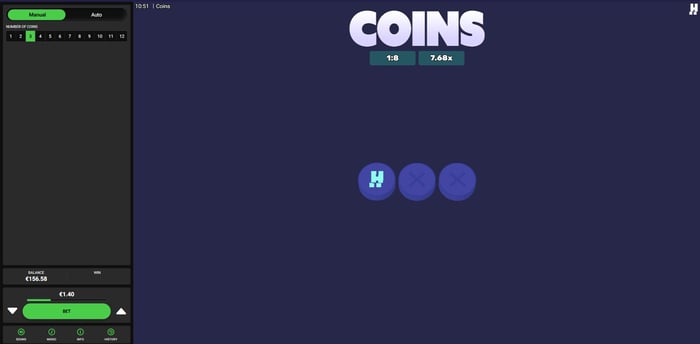 Coins Dare2Win -pikapelin käyttöliittymä, jossa kolme sinistä kolikkoa ja panosvalikko.