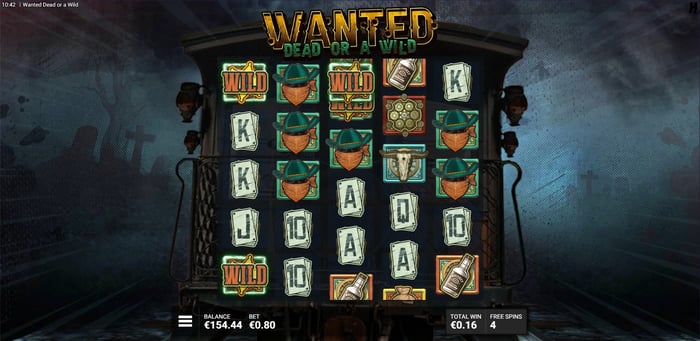 Wanted Dead or a Wild -slotin peruspeli, jossa voittoyhdistelmät korostettuna villin lännen taustaa vasten.