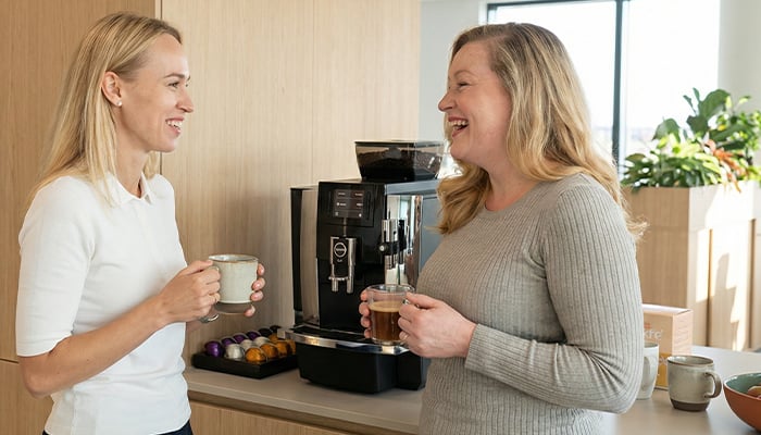 Laura Korhonen (vas.) ja Aino Lahti (oik.) kahvitauolla