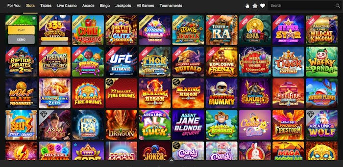Lucky Nugget Casinon pelivalikoimassa on runsaasti kolikkopelejä, kuten Dark Writers, 3 Luck Rainbows ja Mega Moolah.