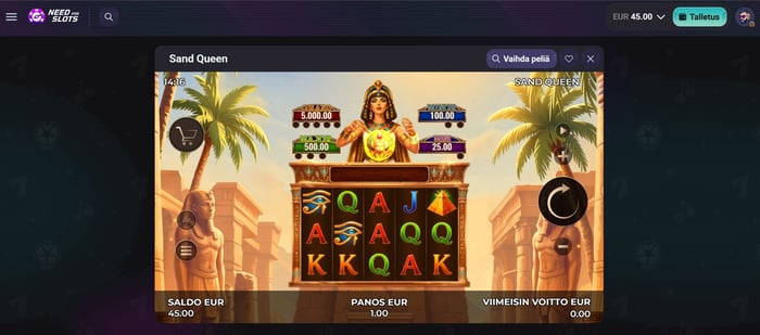 Ruudunkaappaus muinaisen Egyptin teemaisesta Sand Queen -kolikkopelistä, jossa näkyvät pelirullat, palmut ja pelitilin saldo 45,00 euroa.