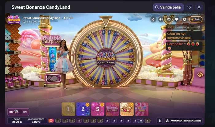 Ruudunkaappaus Sweet Bonanza CandyLand -livekasinopelistä, jossa pelinhoitaja seisoo suuren värikkään onnenpyörän vieressä ja ruudun alalaidassa näkyvät panostusvaihtoehdot.