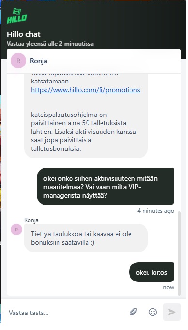 Hillo Casinon live-chat-keskustelu, jossa asiakaspalvelu kertoo päivittäisen käteispalautusohjelman alkavan 5 euron talletuksista. Chatissa todetaan myös, ettei lisäbonusten tai pelaaja-aktiivisuuden perusteella myönnettävien etujen saatavuudelle ole tarkkaa taulukkoa tai kaavaa.
