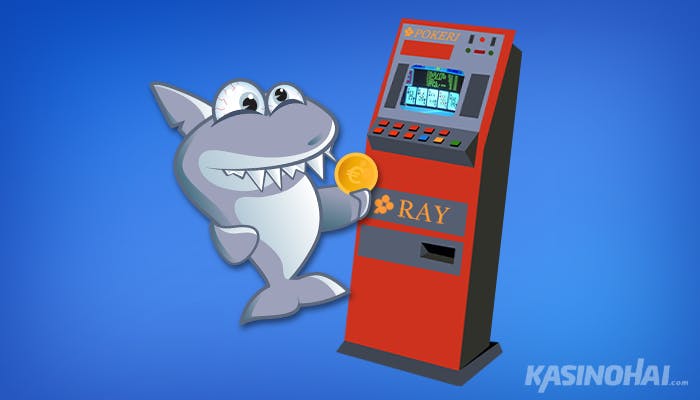 Piirretty Kasinohai pelaa RAY pokeria kultainen kolikko kädessään ja RAY:n pelikoneella.