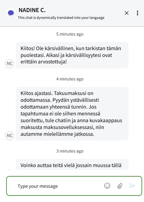 Spinimax Casinon chat-vastaus, jossa agentti kertoo maksun olevan odottamassa ja pyytää odottamaan tunnin,