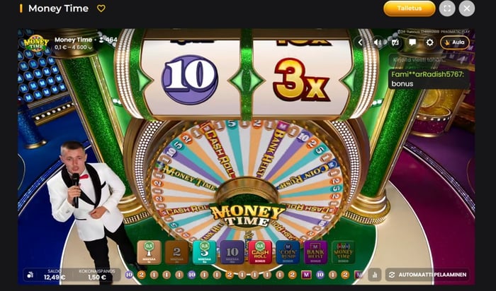 Money Time -live-kasinopelin ruutukaappaus, jossa pelinhoitaja seisoo suuren onnenpyörän vieressä 1,50 euron kokonaispanoksen pelikierroksella.